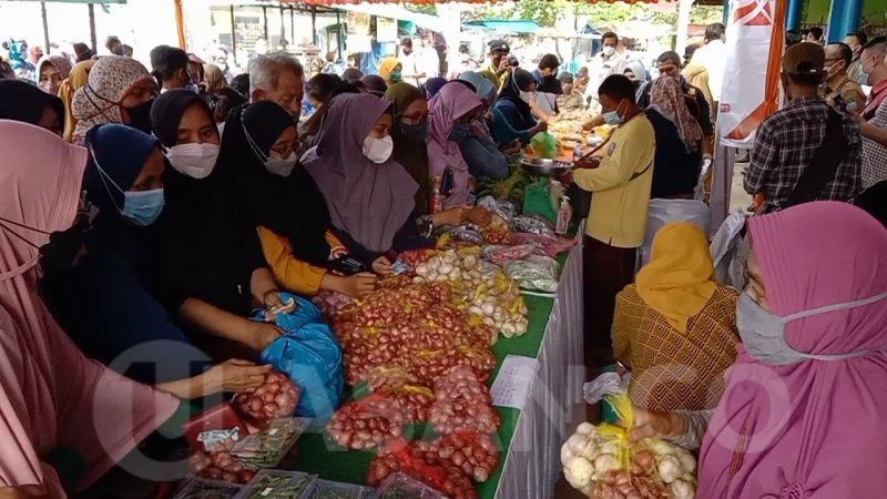 Warga Berdesakan Belanja saat Operasi Pasar di Bintan Timur