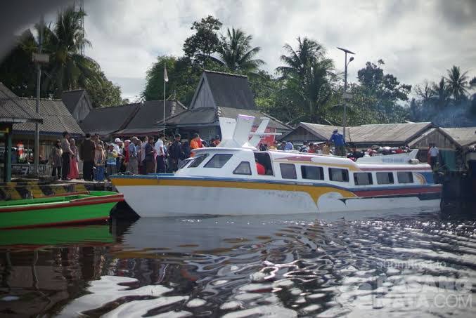 Kapal Feri Ditumpangi Ketua Komisi II DPRD Tujuan Sedanau-Binjai Kandas di Natuna