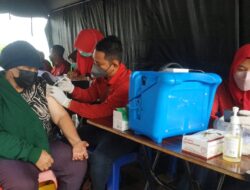 Meski Hujan Deras, Warga Tetap Datangi Gerai Vaksinasi PWI Tanjungpinang