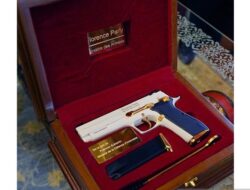 Menhan RI Prabowo Beri Pistol G2 Elite Pindad untuk Florence Parly