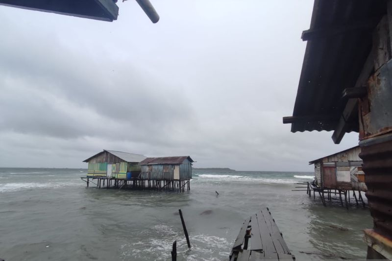 5 Rumah Warga di Sorong Roboh Dihantam Gelombang