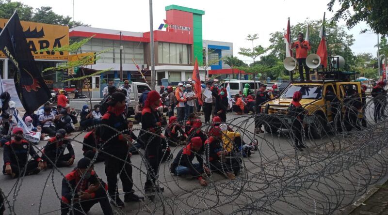 Rayakan HUT FSPMI ke-23, Buruh Unjuk Rasa di Batam