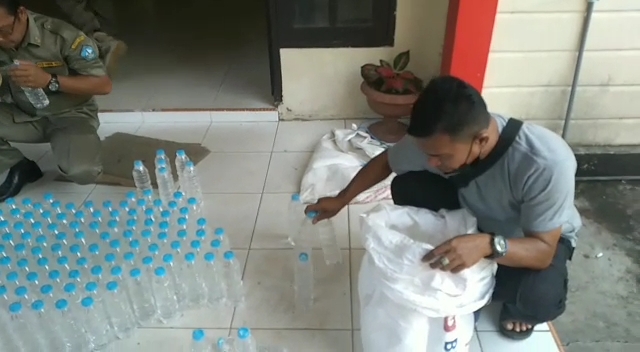 Polsek Tambelan Amankan 213 Botol Arak dari Kalimantan Barat
