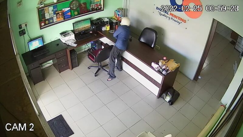 Maling Ponsel Terekam CCTV di Kantor 86 Advertising Tanjungpinang