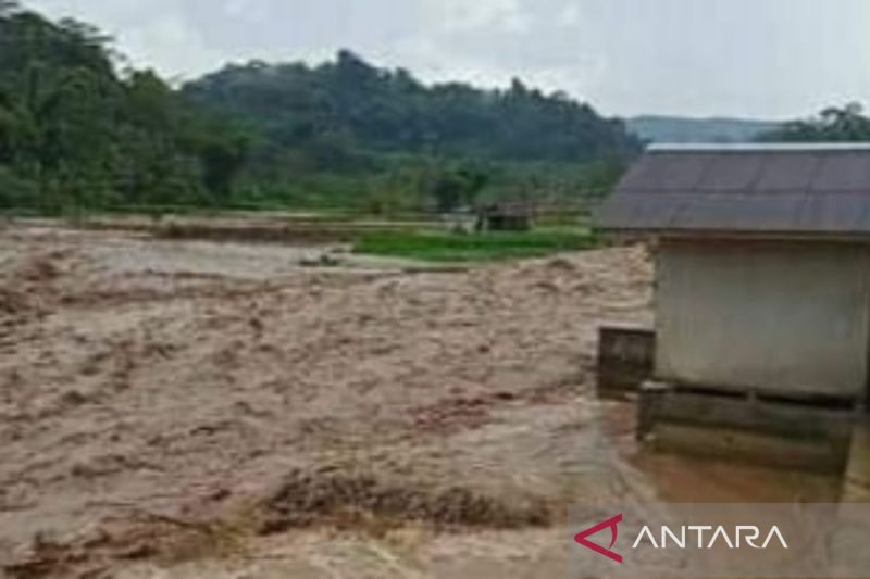 Sungai Cikole Meluap, Belasan Rumah Warga di Cianjur Terendam Banjir