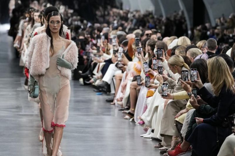 Bella Hadid Membuka Peragaan Busana Fendi pada Milan Fashion Week