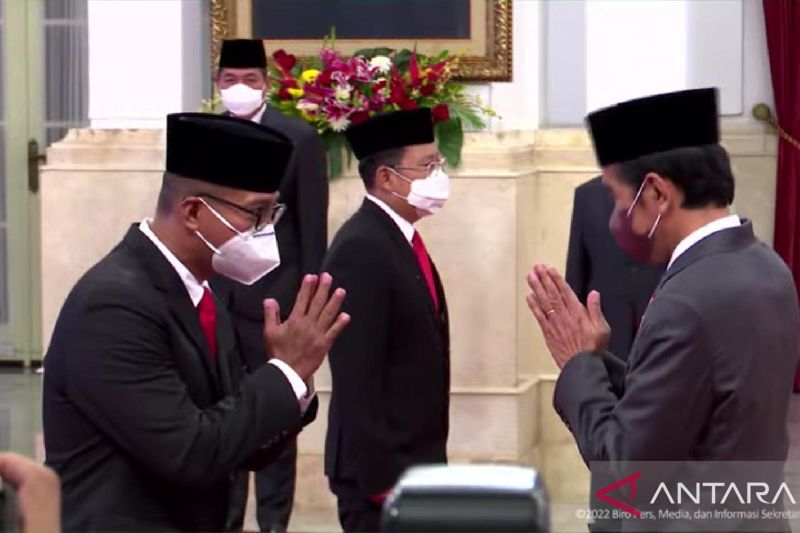 Jokowi Lantik Mantan Seskab Andi Widjajanto sebagai Gubernur Lemhanas