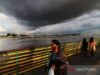 Cuaca Hari Ini, BMKG: Hujan Ringan hingga Petir Terjadi di Sejumlah Kota Besar