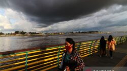 Cuaca Hari Ini, BMKG: Hujan Ringan hingga Petir Terjadi di Sejumlah Kota Besar