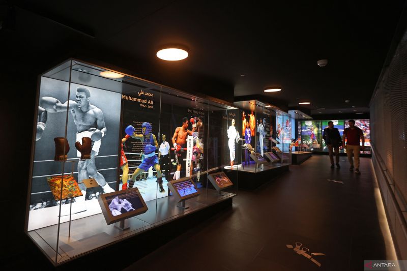Qatar membuka salah satu museum olahraga terbesar di dunia dengan artefak dari beberapa juara Olimpiade paling terkenal pada Rabu (30/3).