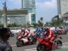 Sorak Sorai Masyarakat saat Konvoi Pembalap MotoGP di Bundaran HI