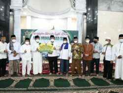 Gubernur Ansar Serahkan Bantuan Rp920 Juta untuk Masjid Al-Uswah