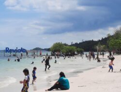 Warga Batam Padati Pantai Reviola di Barelang saat Libur Nyepi