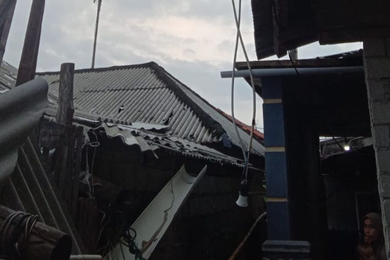 Angin Puting Beliung Rusak Puluhan Rumah Warga dan Tenggelamkan 2 Kapal Nelayan