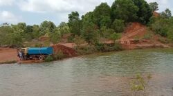 Truk Tangki Air Bersih Ambil Air dari Bekas Tambang Bauksit di Bintan
