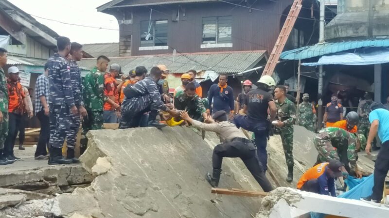 Tim Siaga Bencana Alam Lantamal IV Dikerahkan Bantu Evakuasi Robohnya Pasar KUD Tanjungpinang