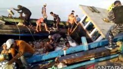 TNI AL Selamatkan ABK KM Bagas Arsakhan yang Nyaris Tenggelam di Perairan Karimun
