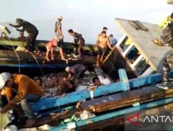 TNI AL Selamatkan ABK KM Bagas Arsakhan yang Nyaris Tenggelam di Perairan Karimun