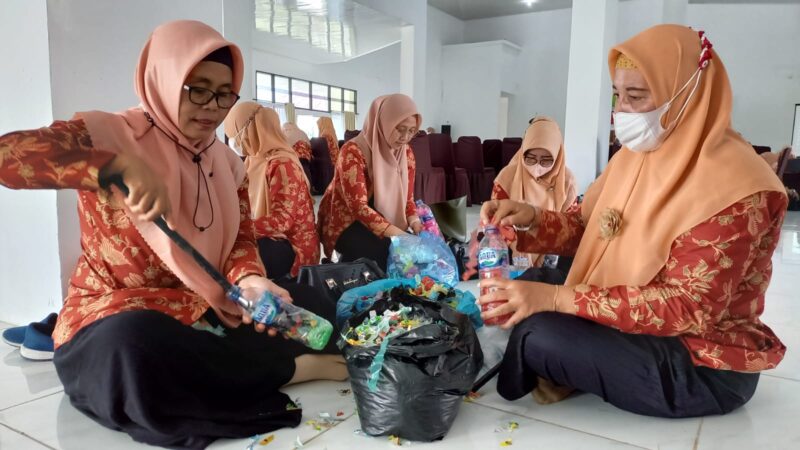 Ibu-ibu DWP Natuna Olah Sampah Organik dan Anorganik Untuk Kurangi Beban TPA