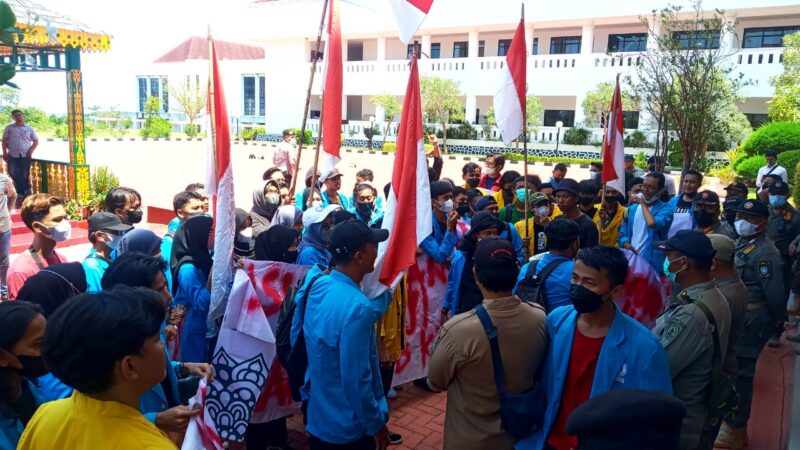Unjuk Rasa Mahasiswa di Kantor Gubernur Kepri Diwarnai Adu Mulut