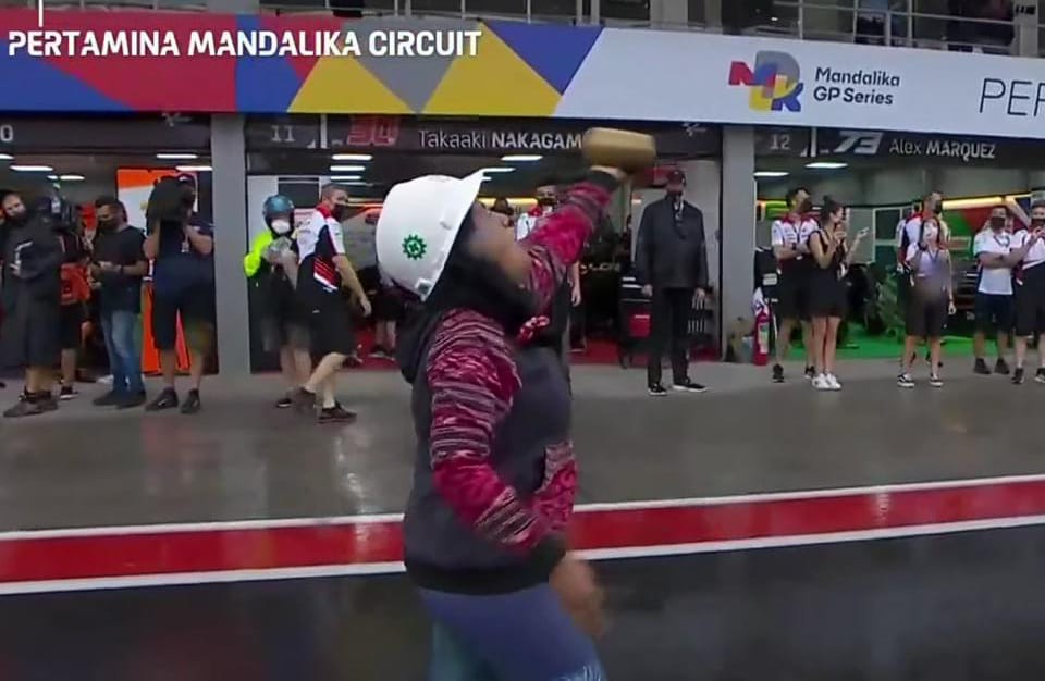 Viral, Aksi Pawang Hujan Rara Istiati Ditiru Quartararo di MotoGP Mandalika