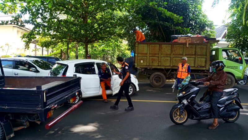 Mobil KIA Putih Tabrak Truk Sampah Sedang Parkir di Tanjungpinang