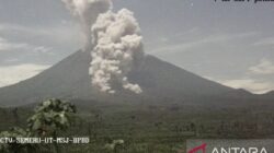 Gunung Semeru Luncurkan Awan Panas Guguran Sejauh 4 Km, Warga Diminta Waspada