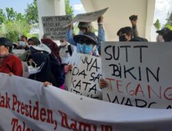 Tolak Pembangunan SUTT, Puluhan Warga Demo Kantor Bright PLN Batam