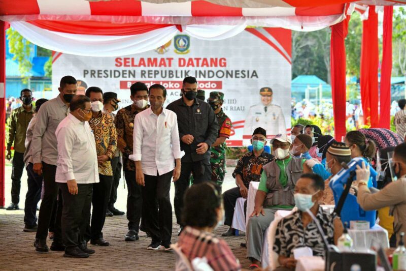 Presiden Jokowi Didampingi Gubernur Ansar Tinjau Vaksinasi Booster di Bintan