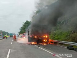 Bus Pariwisata Terbakar di Tol Pandaan