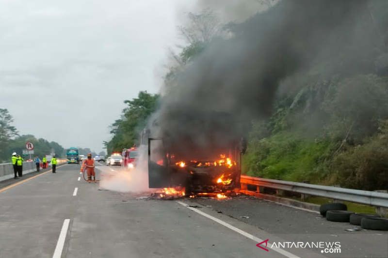 Bus Pariwisata Terbakar di Tol Pandaan