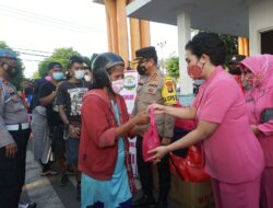 Bhayangkari Polres Tanjungpinang Bagi-bagi Ratusan Takjil Kepada Warga