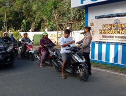 Polres Bintan Beserta Bhayangkari Berbagi Takjil dengan Pengguna Jalan