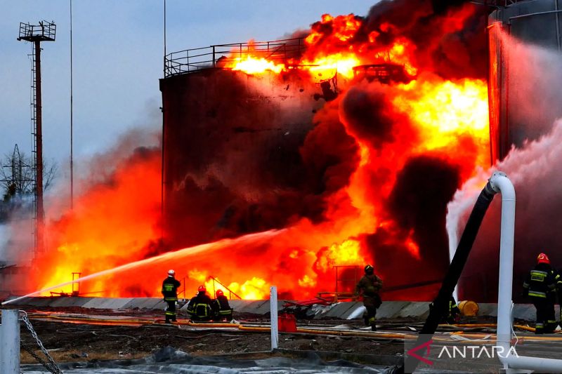Fasilitas Penyimpanan Bahan Bakar Terbakar di Rusia
