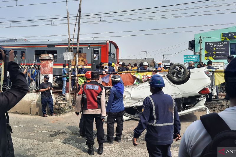 KRL Tabrak Mobil di Perlintasan di Stasiun Citayam Depok, Sopir Kabur