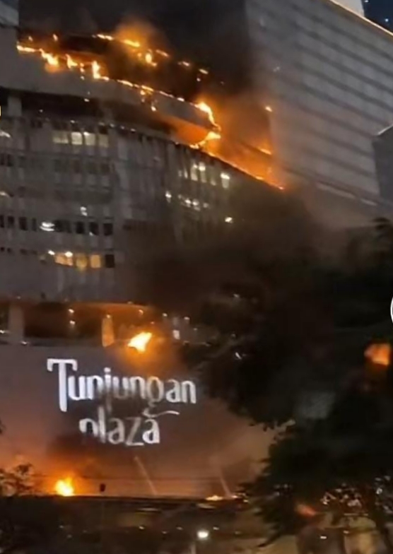 Tanjung Plaza Surabaya Terbakar, Pengunjung Berhamburan