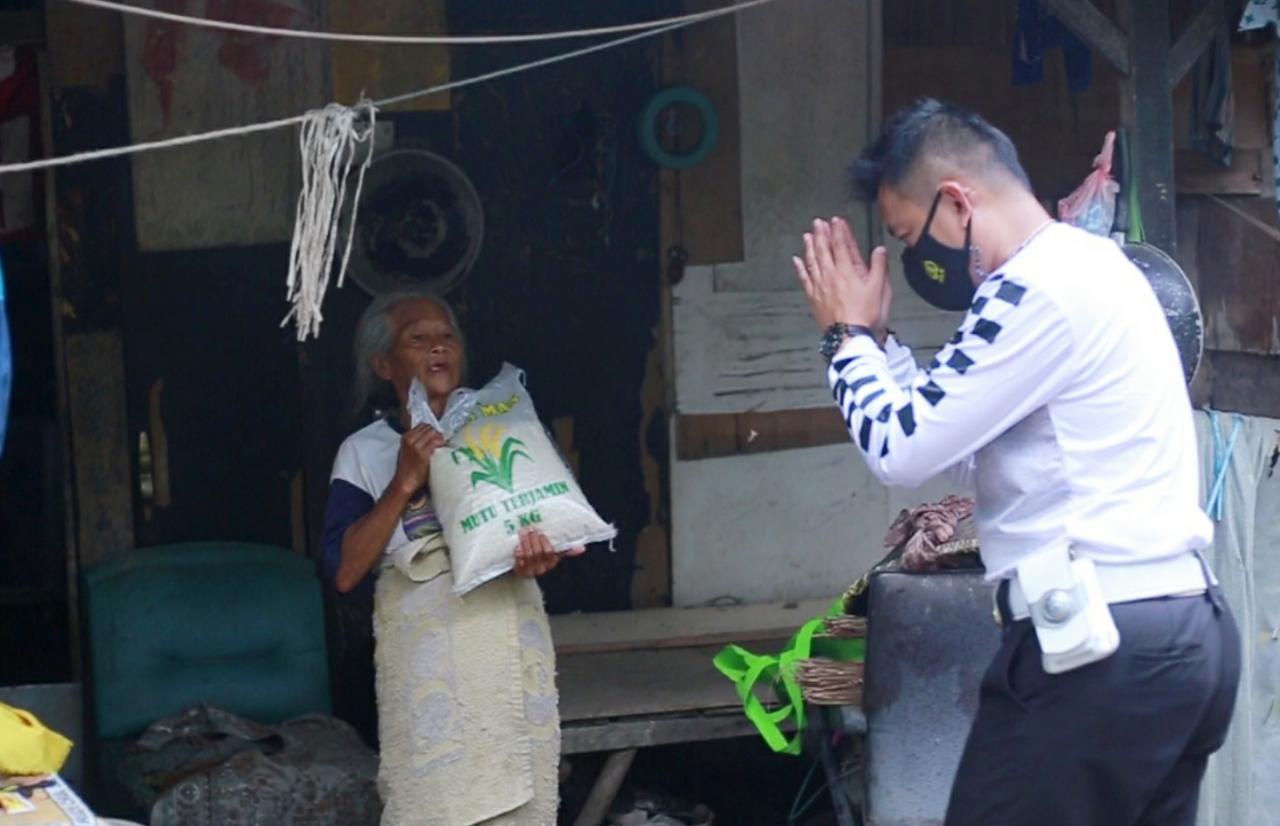 'Razia Perut Lapar' Bripka Zulham Berbagi Paket Sembako Jelang Ramadan