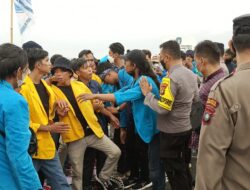 Desak Masuk ke Lobi DPRD Kepri, Mahasiswa dan Polisi Nyaris Ricuh