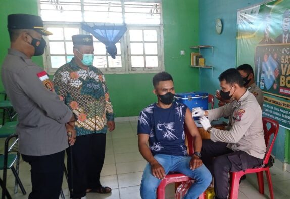 Ratusan Warga Bintan Timur Antusias Ikuti 1 Juta Vaksinasi Booster Polri