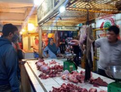 Pedagang Daging Sapi Laris Diserbu Pembeli Meski Harga Tinggi