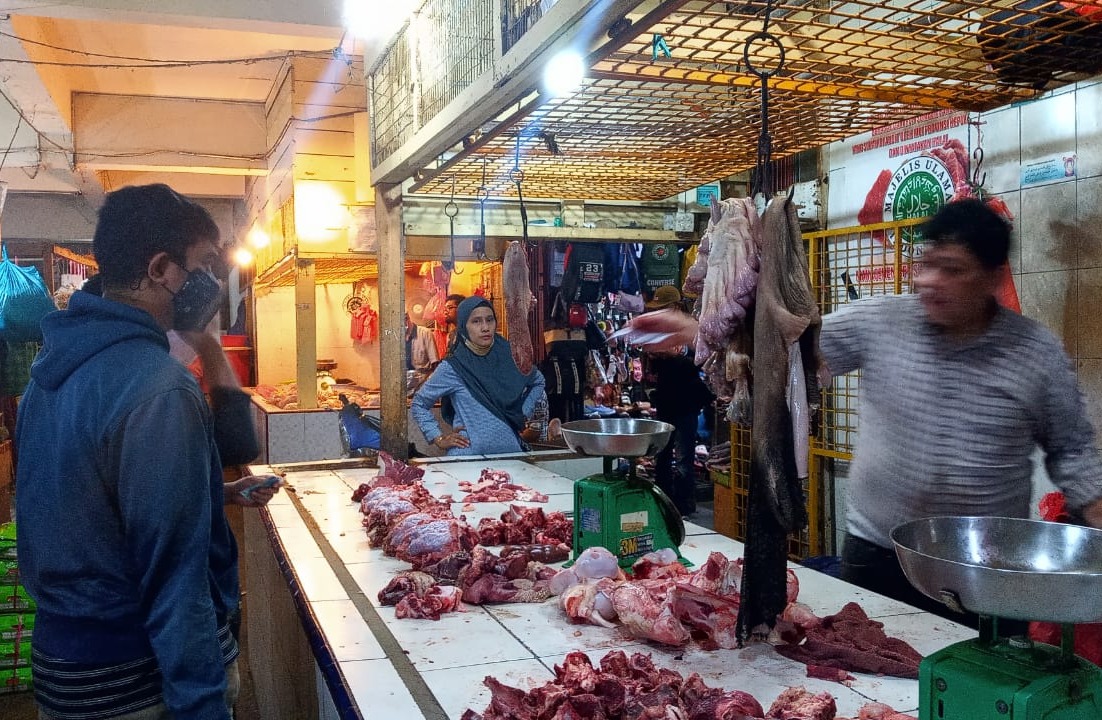 Pedagang Daging Sapi Laris Diserbu Pembeli Meski Harga Tinggi
