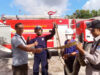 Petugas Damkar di Bintan Evakuasi Ular Sanca 3,7 Meter yang Masuk ke Kedai Kopi