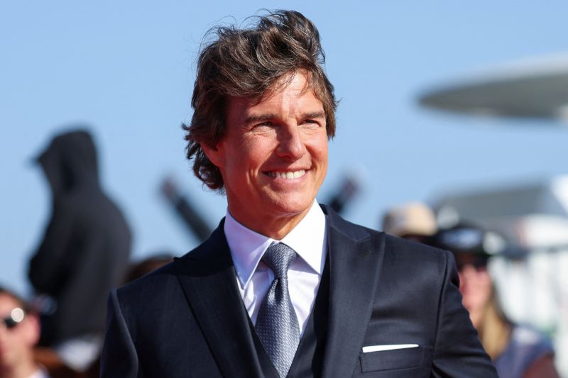 Tom Cruise Naik Helikopter ke Pemutaran Perdana "Top Gun: Maverick"