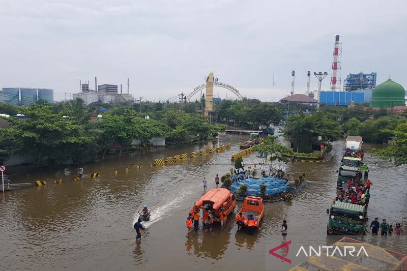 Pelabuhan Tanjung Emas Semarang masih Digenangi Banjir Rob Setinggi 80 Cm