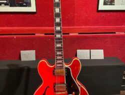 Gitar Gibson 1960 Noel Gallagher Band Oasis Dilelang Rp5,9 Miliar