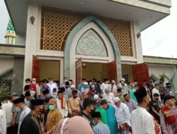 Gerimis Tak Surutkan Warga ke Masjid Agung Al Hikmah Tanjungpinang Untuk Salat Idul Fitri