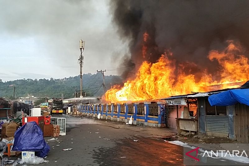 Ratusan Kios Pasar Wosi Manokwari Terbakar