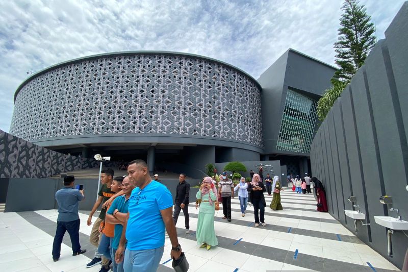 Ribuan Wisawatan Kunjungi Museum Tsunami Aceh