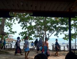 Pantai Tanjung Siambang Ramai Dikunjungi Warga saat Libur Waisak