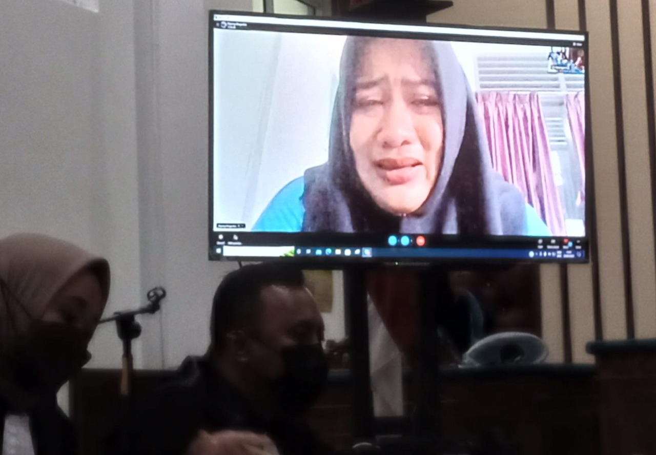 Mantan Bendahara DPRD Karimun Menangis Usai Divonis 1,4 Tahun Penjara